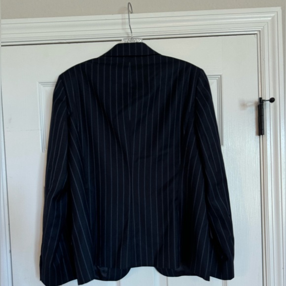 Like New: Women’s Brooks Brothers Dark Navy Pinstriped Jacket - Picture 5 of 6